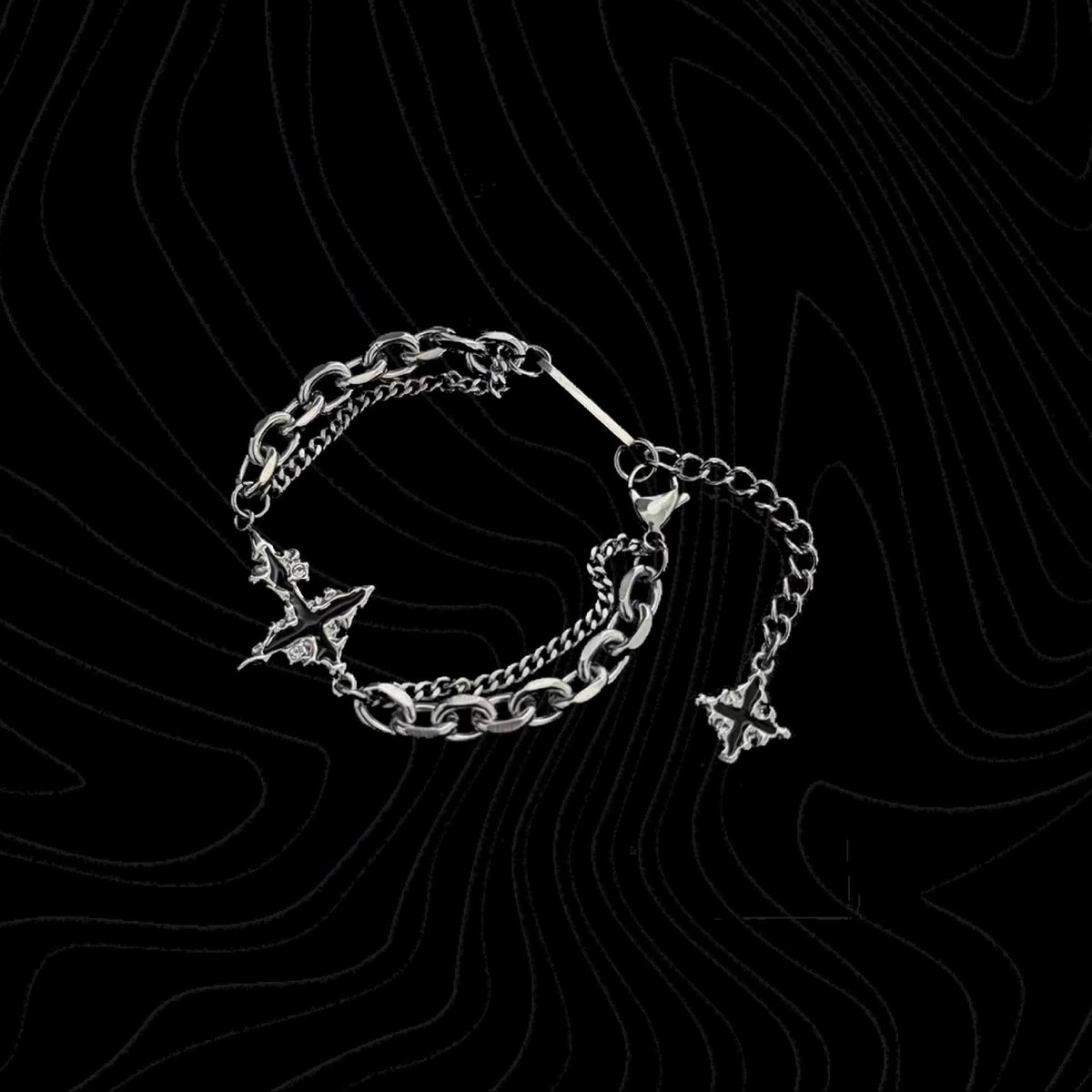 BareUrban_'s tweet image. Titanium jewelry set; Neck piece &amp;amp; Bracelet available

Color - Silver

Price; Neck piece - N15,000, Bracelet - N10,000, As a set - N22,000

#urbanessentials #streetwearculture #trendsetters #bareurban