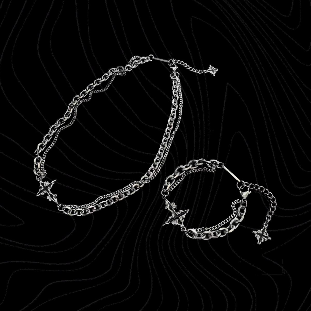 BareUrban_'s tweet image. Titanium jewelry set; Neck piece &amp;amp; Bracelet available

Color - Silver

Price; Neck piece - N15,000, Bracelet - N10,000, As a set - N22,000

#urbanessentials #streetwearculture #trendsetters #bareurban