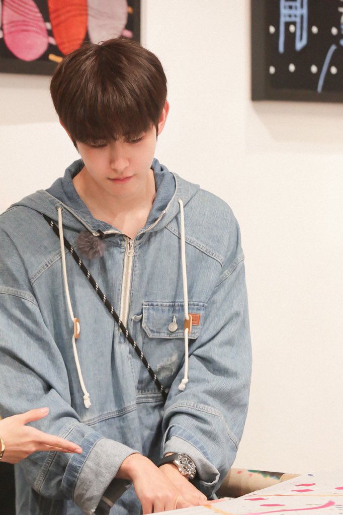 yesiamhibo's tweet photo. #โหวเถียน | ยัยบ๊อง

“เห้ย ยัยคนนั้นน่ะ”
“ครับ?”
“เธอนั่นแหละ”

กิมเล้งมองชายตรงหน้าอย่างหวาดระแวง หน้าตาดูแล้วไม่ค่อยน่าไว้วางใจสักเท่าไหร่ และที่สำคัญคุณแม่ไม่ให้คุยกับคนแปลกหน้า

“ยัยหมวยทำไมมองกันแบบนั้นล่ะ”
“หมวยบ้านป้าแกสิ”
“โอ้โฮ ปากดีซะด้วย” https://t.co/lWhXBmGJeO