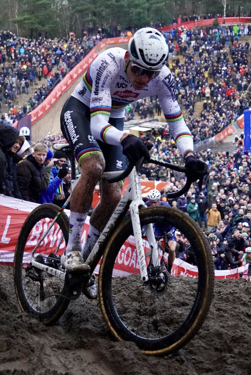 TonkeCycling's tweet photo. My goodness 🥵😳 #MvdP #CX #Cyclycross #CXZonhoven 

(📸 my own) https://t.co/Ihtxm1xEfx