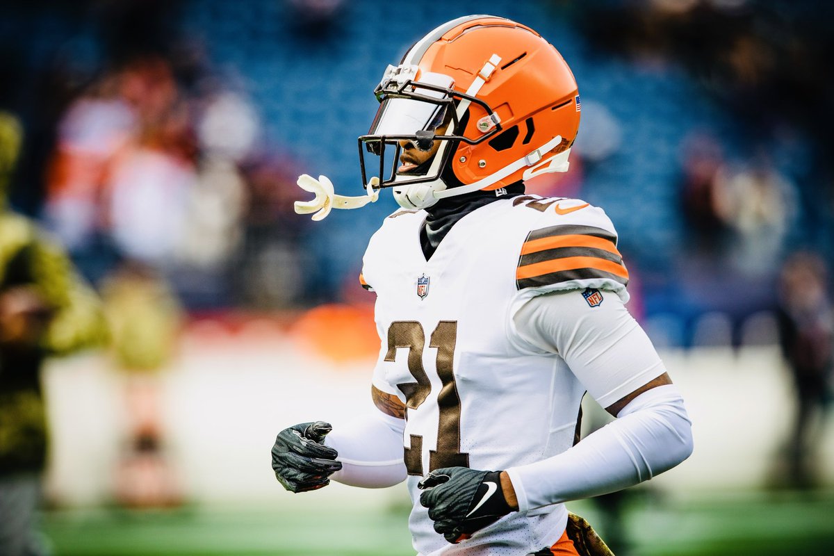 denzelward's tweet image. 1 Retweet = 1 Probowl vote
#ProBowlVote +  @denzelward 

Another 100 yard pick six coming today!? Stay tuned🔥🔥