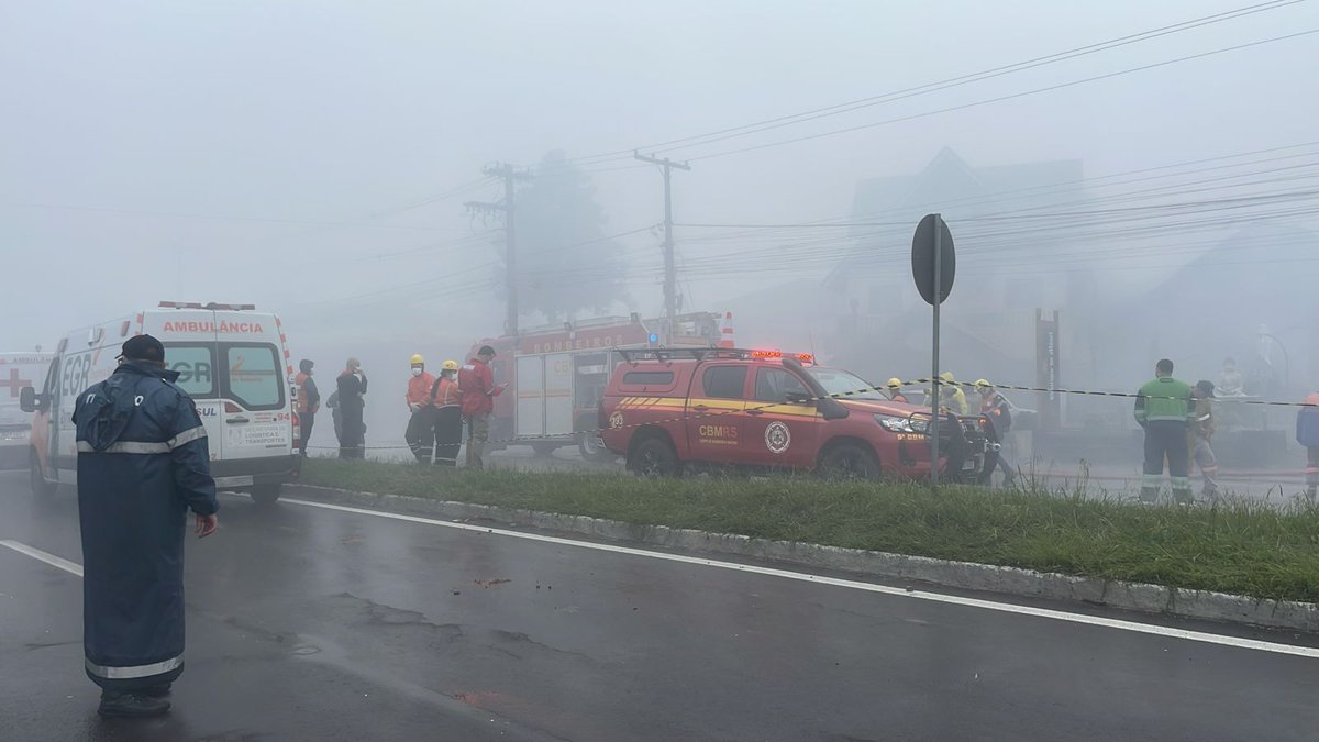 🚨 Capitão Bastos, da Brigada Militar, afirma à Rádio Gaúcha que avião que caiu em Gramado bateu contra um prédio, depois acertou uma casa, uma loja de móveis e os destroços teriam atingidos uma pousada.

Local do acidente tem fumaça e bastante neblina. Repórter <a href="/kathlynmoreira_/">Kathlyn Moreira</a>