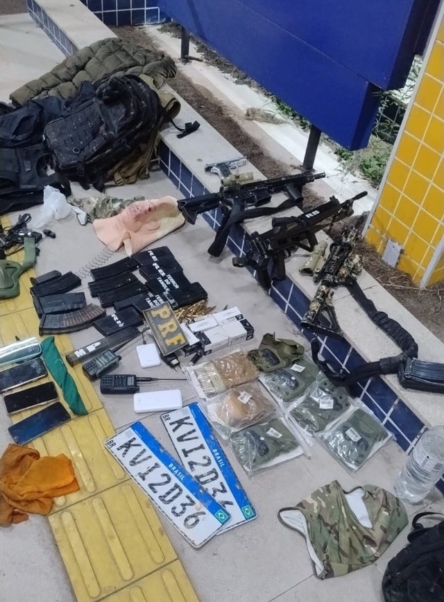 baudorio's tweet photo. ⚠️ATENÇÃO: Após matar 3 pessoas em Paty dos Alferes, os criminosos fugiram em direção ao Rio de Janeiro. Mas, quando passavam pela Via Dutra, entre Belford Rocho e São João de Meriti, na Baixada Fluminense, foram interceptados pela Polícia Rodoviária Federal. Um dos suspeitos foi preso e os outros conseguiram escapar.

Nos carros em que os criminosos estavam, foram apreendidos três fuzis e 523 munições da arma, uma pistola, 14 carregadores, sete pares de luvas táticas, três joelheiras, quatro carregadores portáteis, quatro balaclavas, um colete tático, três mochilas táticas e uma faca, além de celulares e rádios de comunicação