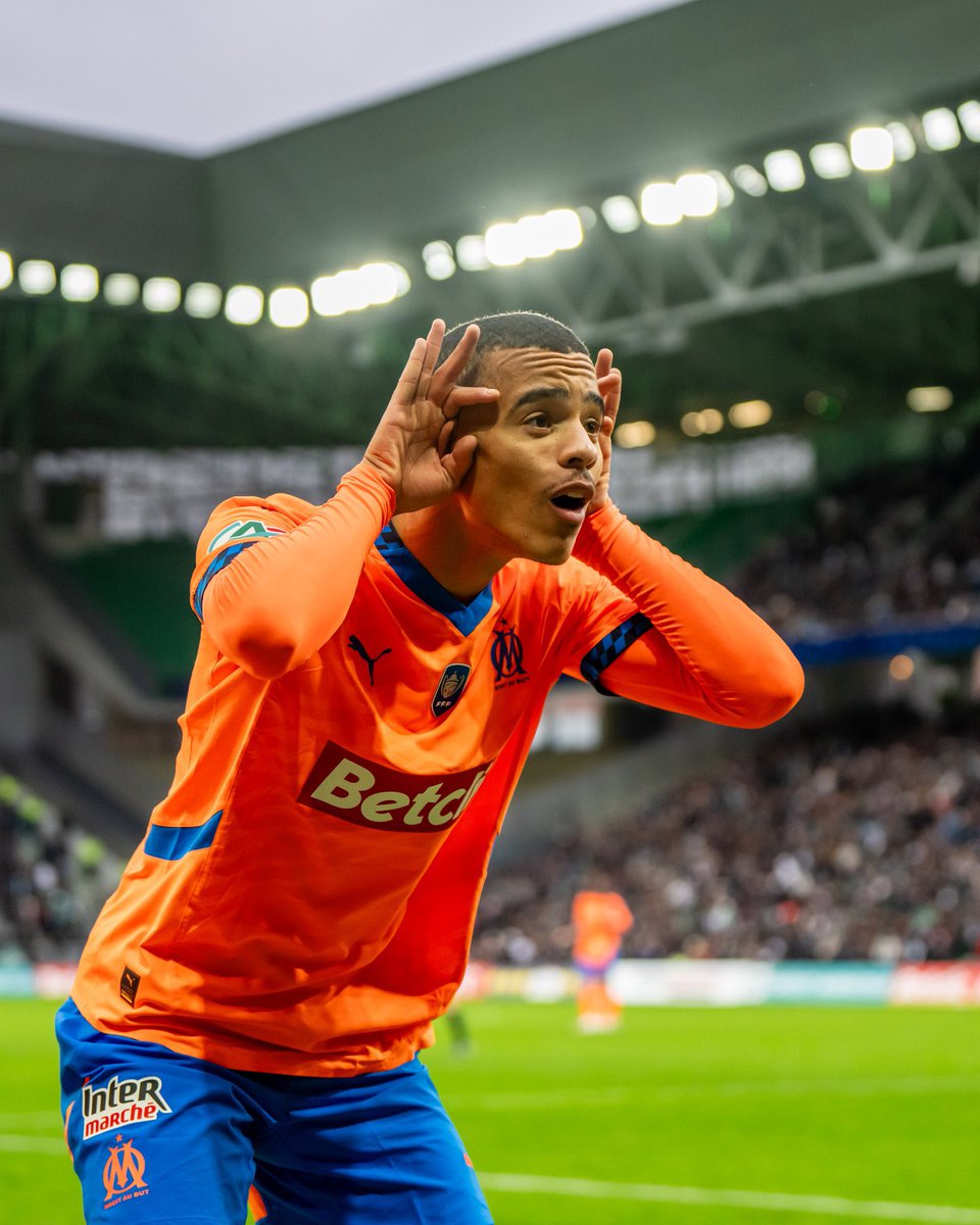 ActuL1_'s tweet image. L’insolence de Mason Greenwood face aux supporters stéphanois. 🥶🩵🤍

📸 @OM_Officiel