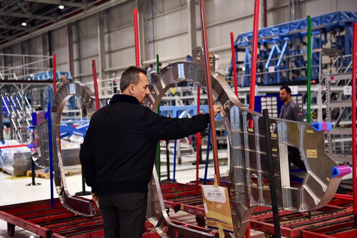 Yeni blok versiyonu KAAN’lar uçuşa hazırlanıyor.

Seri üretim bloğu olan ve tasarım güncellemelerine sahip ikinci ve üçüncü prototip, son montaj hattına hazırlanıyor.

İkinci prototip, birkaç aylık son montaj sürecinden sonra göklerle buluşacak.