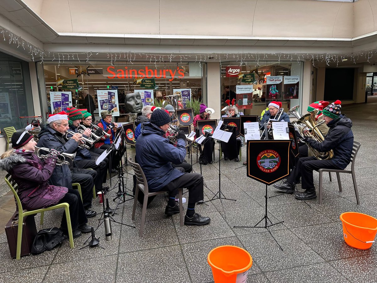 MoleVSBand's tweet photo. Carols at the Swan Centre 21.12.24 
A special appearance from Santa 🎅 
Merry Christmas and Happy New Year from all at Mole Valley Silver Band! 🎺🎄

#molevalleysilverband #carolling #brassband #festive #Christmas #MVSB #Surrey @ShopSwanCentre https://t.co/dBsonTsnqg
