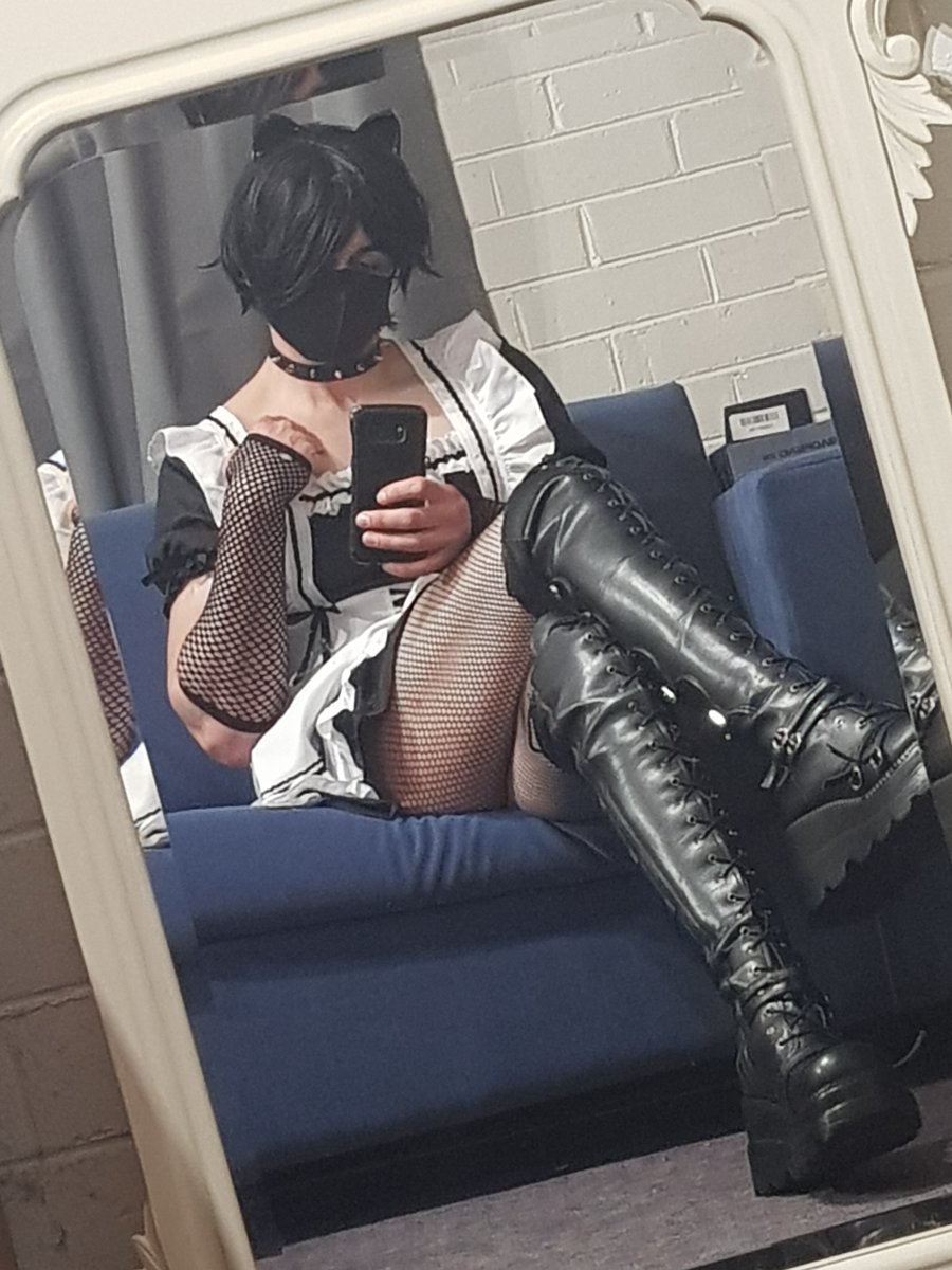 _Meddi3's tweet photo. Why are you on the floor? There's room up here. https://t.co/5HScFOXQHf