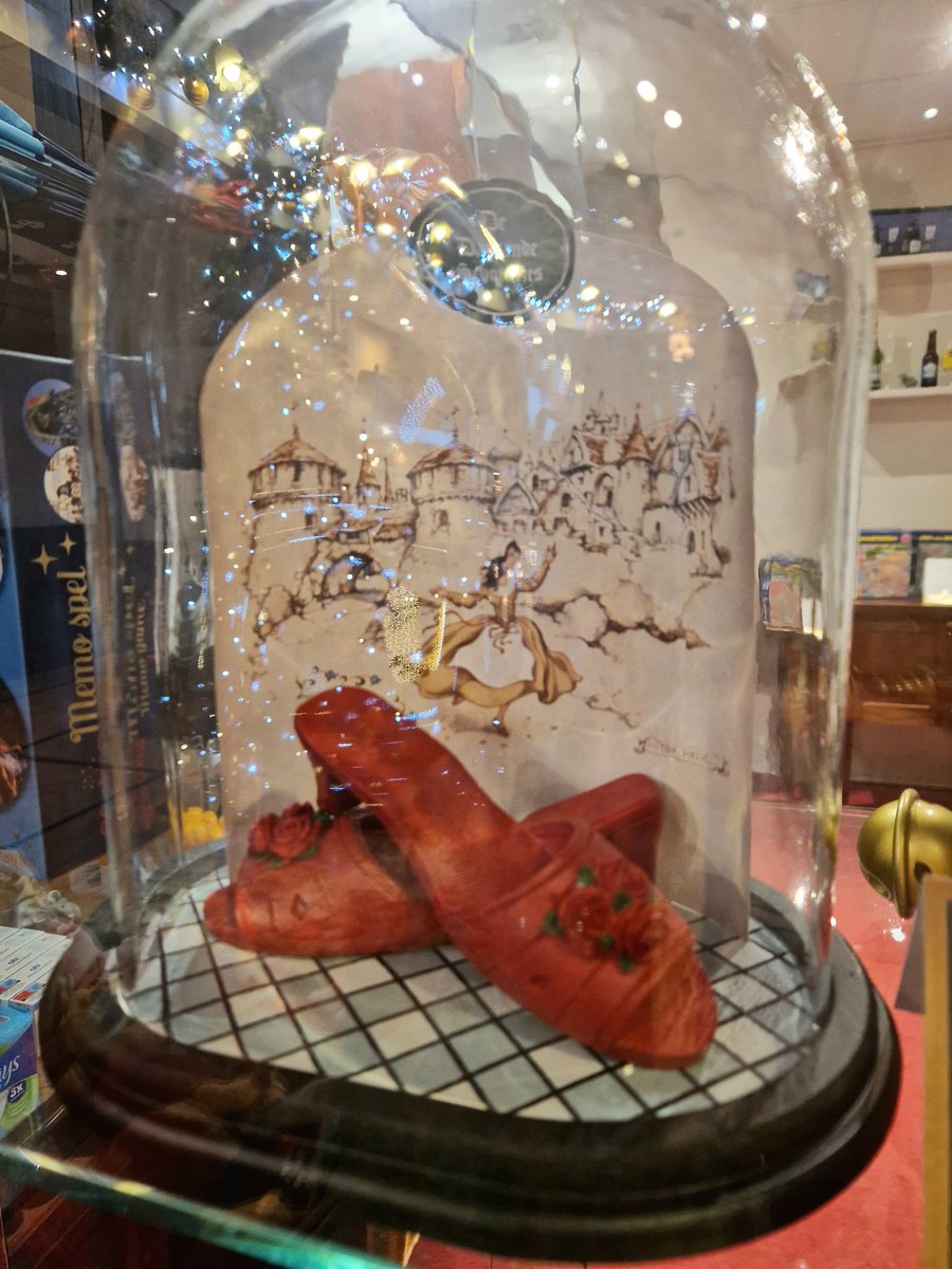 Sinds afgelopen vrijdag nieuw verkrijgbaar: beeldjes van De Rode (dansende) Schoentjes. Exclusief verkrijgbaar in het #EftelingHotel voor € 27,50 (excl. stolp). Er is voldoende voorraad, maar houd er rekening mee dat het hotel na de kerstvakantie dicht gaat voor de verbouwing.