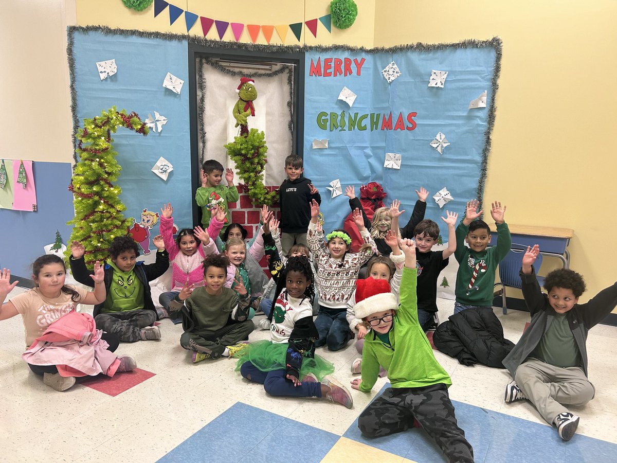IsaTeacher2026's tweet photo. 🌎🇺🇸🇨🇱Teaching isn’t my JOB, It is my PASSION ❤️💚 Holiday Spirit Days @MGSDschools #unitingourworld @ParticipateLrng #Christmas2024 #teacherlover https://t.co/wA2nDgJvcJ