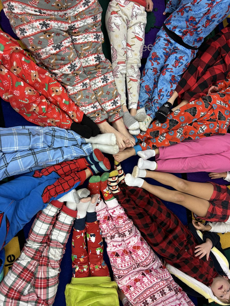 IsaTeacher2026's tweet photo. 🌎🇺🇸🇨🇱Teaching isn’t my JOB, It is my PASSION ❤️💚 Holiday Spirit Days @MGSDschools #unitingourworld @ParticipateLrng #Christmas2024 #teacherlover https://t.co/wA2nDgJvcJ