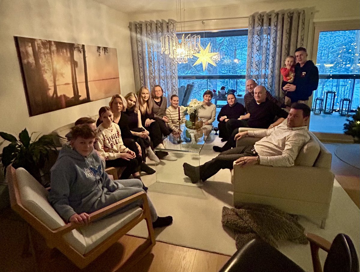 IsmoKoskela's tweet photo. Suku on paras ja kokoonnuttiin Kokkolassa menomatkalla.
Ajokeli vähän haastava Naantaliin 🙃
Rauhallisesti mennään. Illalla kympin maissa perillä.
#joulu #automatka https://t.co/7JMaeeOr19