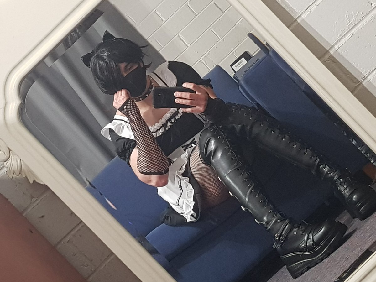 _Meddi3's tweet photo. Why are you on the floor? There's room up here. https://t.co/5HScFOXQHf