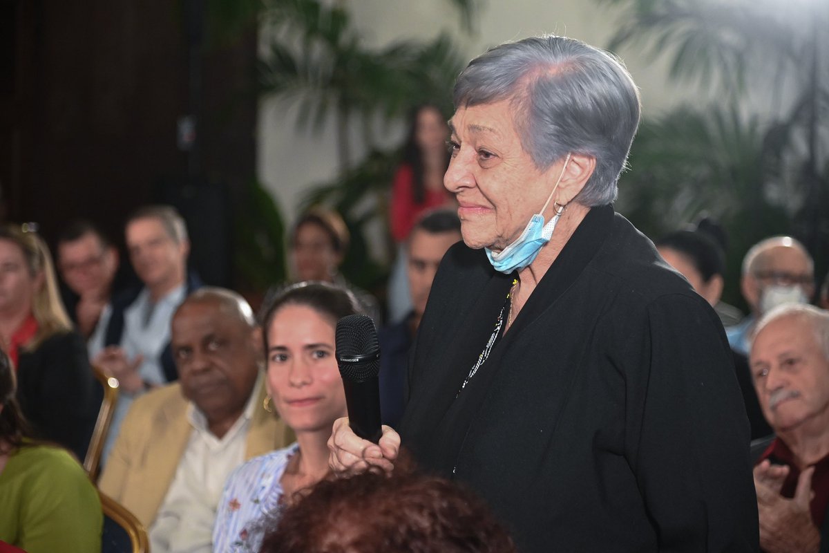 PresidenciaCuba's tweet photo. 🇨🇺| La educación es uno de los espacios fundamentales para que nuestro país siga avanzado, incluso es una de las razones fundamentales del porqué hemos llegado hoy hasta aquí, dijo este sábado el presidente @DiazCanelB en encuentro con maestros.

🔗| https://t.co/Y4nfS5mxnd https://t.co/NOXI9fA3fZ