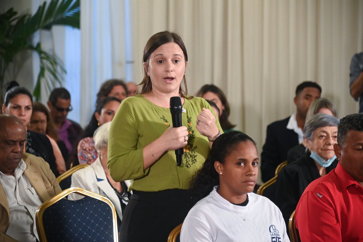 PresidenciaCuba's tweet photo. 🇨🇺| La educación es uno de los espacios fundamentales para que nuestro país siga avanzado, incluso es una de las razones fundamentales del porqué hemos llegado hoy hasta aquí, dijo este sábado el presidente @DiazCanelB en encuentro con maestros.

🔗| https://t.co/Y4nfS5mxnd https://t.co/NOXI9fA3fZ