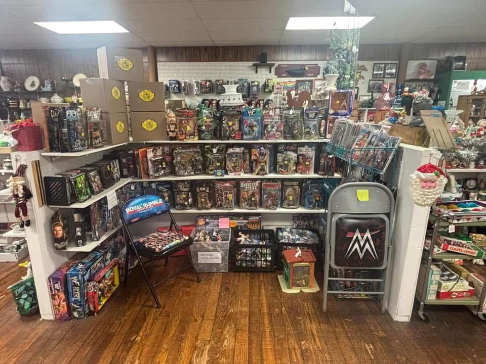 RefLarrysWC's tweet photo. @RefLarrysWC is located inside Mother Tucker's Antiques & Collectibles
Open today 9am-5pm
Reg bus Hours: Thur-Mon 9a-5p
566 N. Reading Rd, Ephrata, PA 17522
#reflarryswc #wrestling #collectibles https://t.co/ObffAdL1br