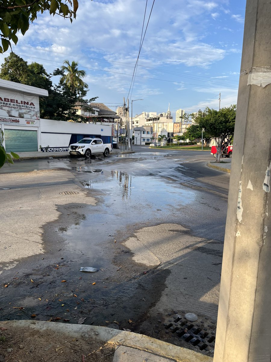 Emilia_JA's tweet photo. @Capama_Acapulco en la calle de Horacio Nelson esq. Richard Bird hay una fuga de días!!! Lleva días, help!! https://t.co/axbKzY0Hf2