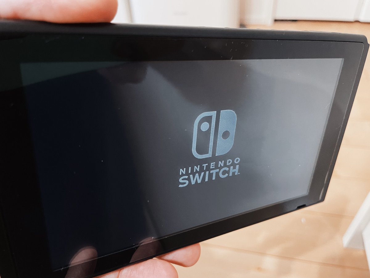 ruhin's tweet photo. 子供へのクリスマスプレゼント用に買ったSwitch、初期設定しようと起動したら、この画面のまま30分以上進まないんだけど、これって初期不良デスかね…。 https://t.co/gal5EgADvv