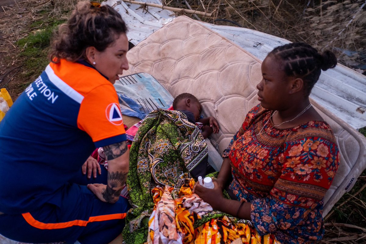 ProtecCivilefr's tweet photo. Une semaine après le passage du cyclone dévastateur, les secouristes bénévoles de la Protection Civile sont à pied d’œuvre sur place à Mayotte au plus près de la population sinistrée.
Les missions vont s’intensifier grâce à l’arrivée de nouveaux renforts.
📷 Michael Brunel / FNPC https://t.co/OhrCB0opap