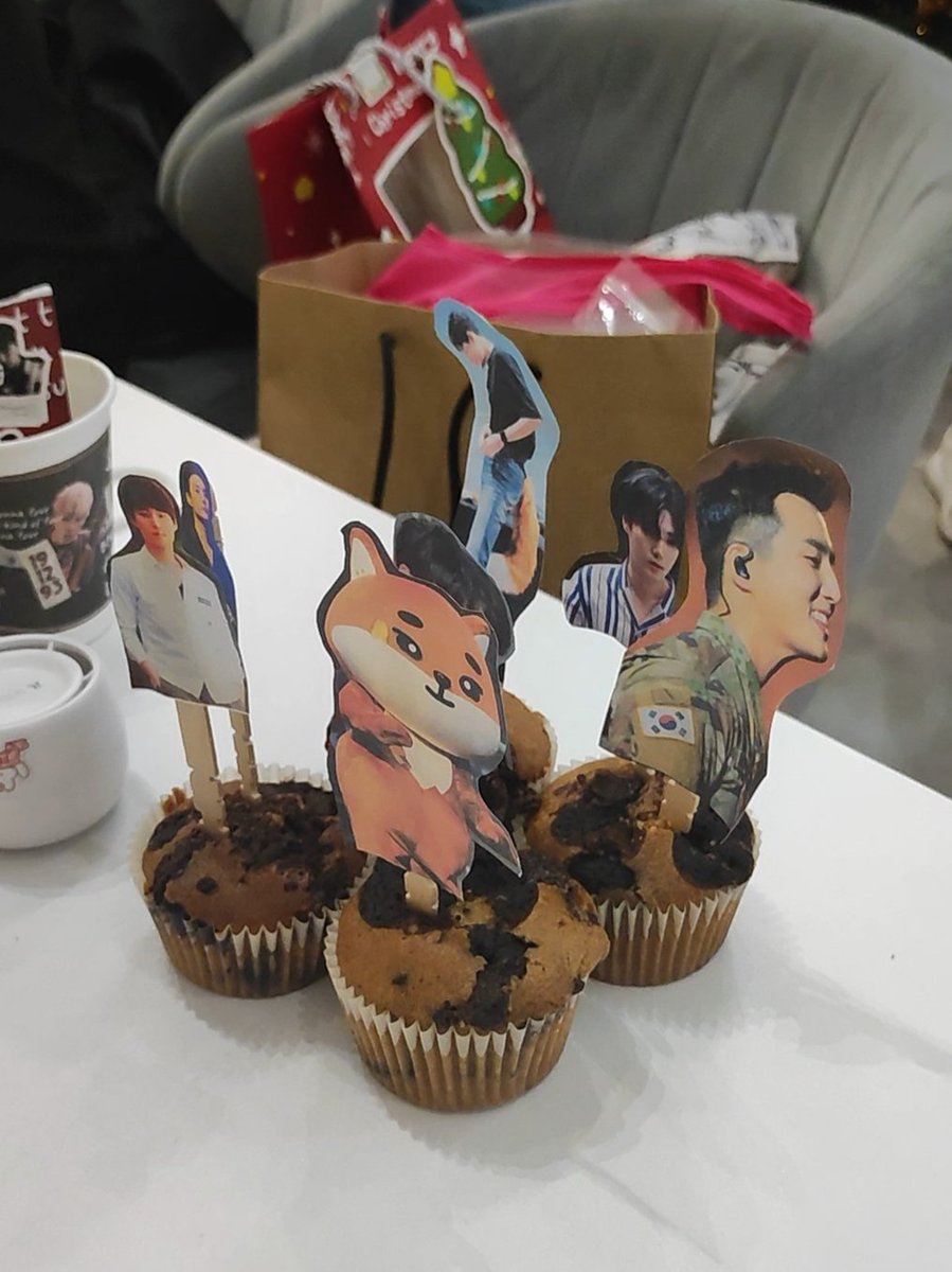 tinidotkom's tweet photo. thank you @walabra_yk dan @sungjinbears kerana sudi melayani saya yang "nak main hear me out cake tapi ada yang nak main ke?"
thank you jugak @amaranthd6 sebab sponsor cupcake xD dan @rrell0_ yang mangattt print banyak banyak tapi saya bawak 3 je lidi. lagi seorang ni siapa ya?! https://t.co/c66pwW7Xug