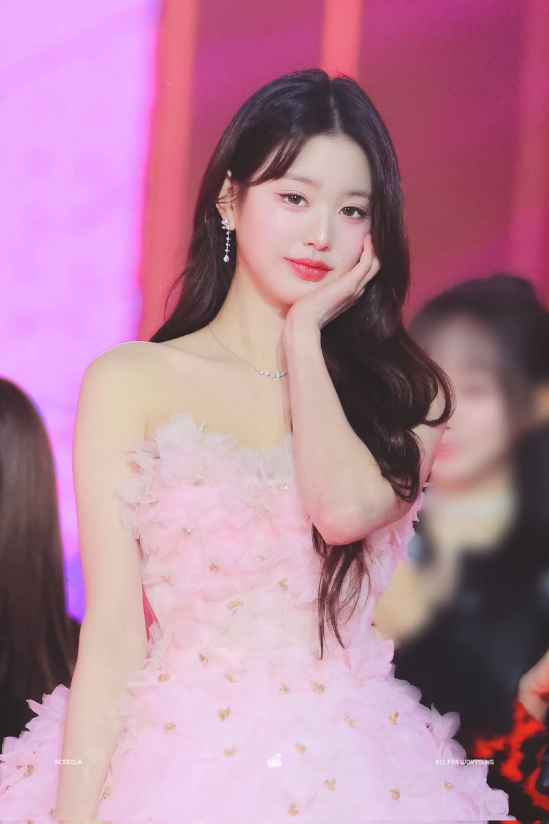 wownyi's tweet photo. @Dashatiaran @xiaowien @GOLDENRPEO “Saya Wony selaku MC meminta maaf bila ada salah kata dan perilaku selamq acara berlangsung. Saya pamit undur diri, sampai bertemu di lain waktu. Terima kasih selamat malam dan selamat beristirahat.

Wony membungkuk kan badan lalu berjalan meninggalkan venue

#ForeverNuansaKala https://t.co/xmCPKk37uR