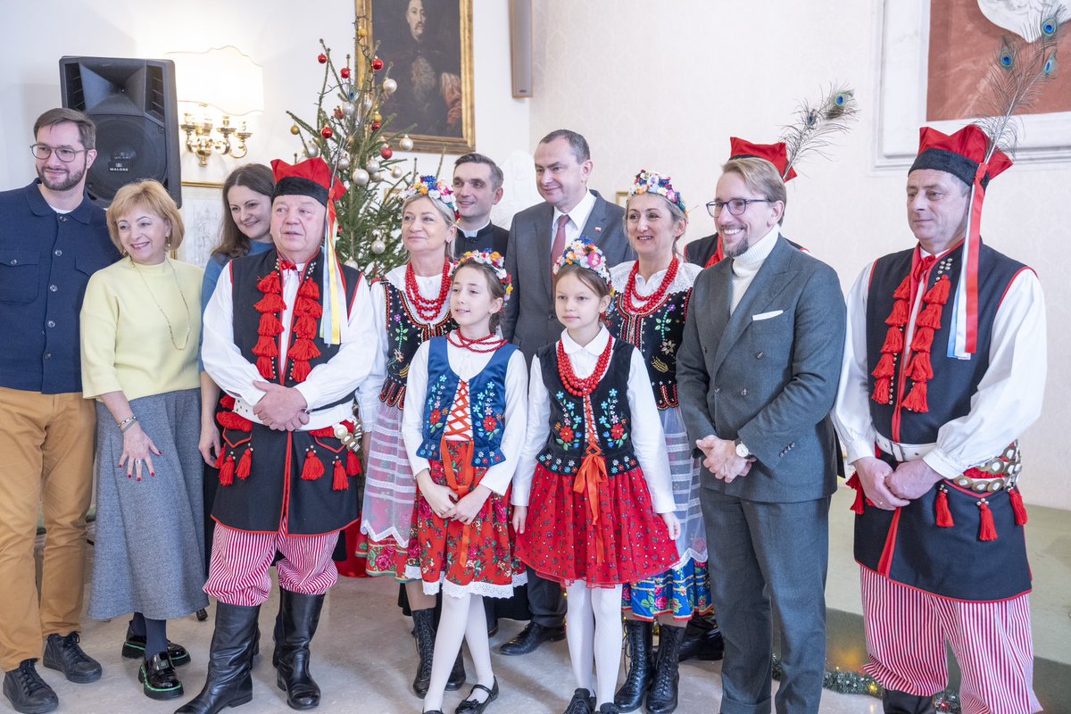 Tomasz1989's tweet photo. 🇵🇱😇🙏🏻 Modlitwa w intencji Polonii oraz spotkanie opłatkowe w kościele św. Stanisława BM w Rzymie. https://t.co/7VlFGZ8dZA