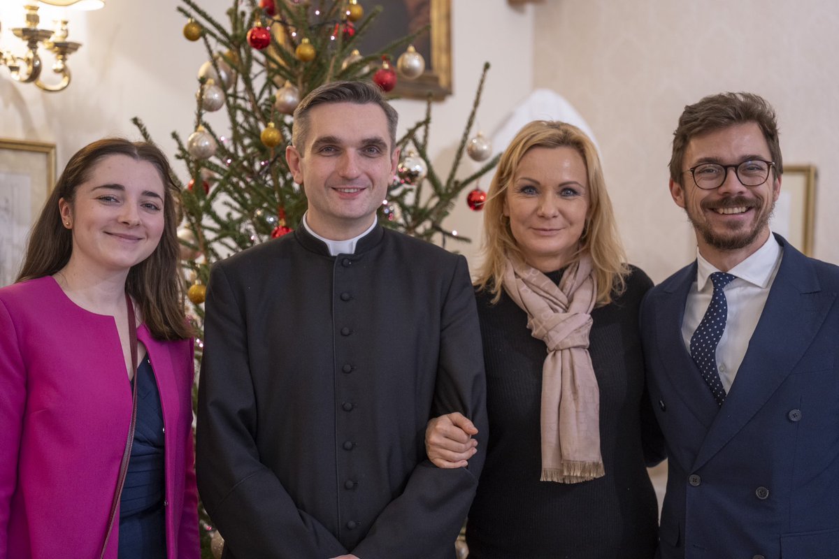 Tomasz1989's tweet photo. 🇵🇱😇🙏🏻 Modlitwa w intencji Polonii oraz spotkanie opłatkowe w kościele św. Stanisława BM w Rzymie. https://t.co/7VlFGZ8dZA