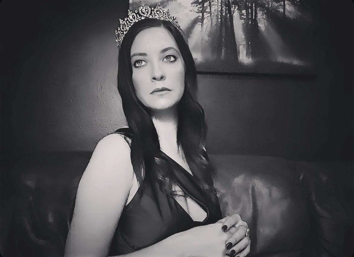AshleyBeanBand's tweet photo. #ashleybeanband #beautiful #gourgeous #royal #royalty #crown #queen https://t.co/Z8O9dnCNnc