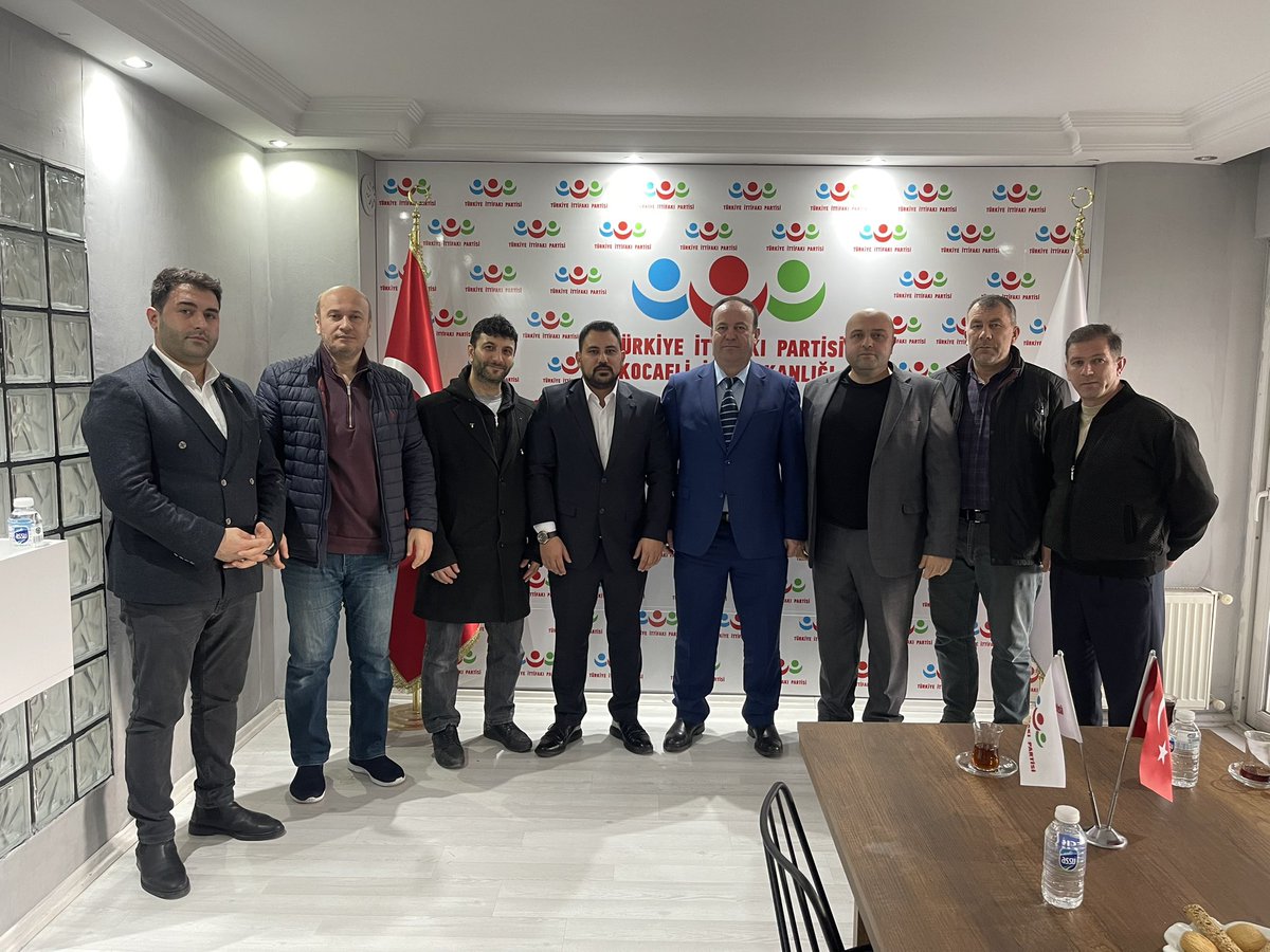 Çırak ve staj mağduriyetini her daim her yerde dile getirmeye ve mağduriyeti her noktada konuşmaya devam ediyoruz mağduriyetimizin çözümü için bizlere kapısını açan 
Türkiye ittifakı partisi 
Kocaeli 
İl başkanlığına teşekkür ediyorum bizlere desteklerini esirgemeyen 
Türkiye