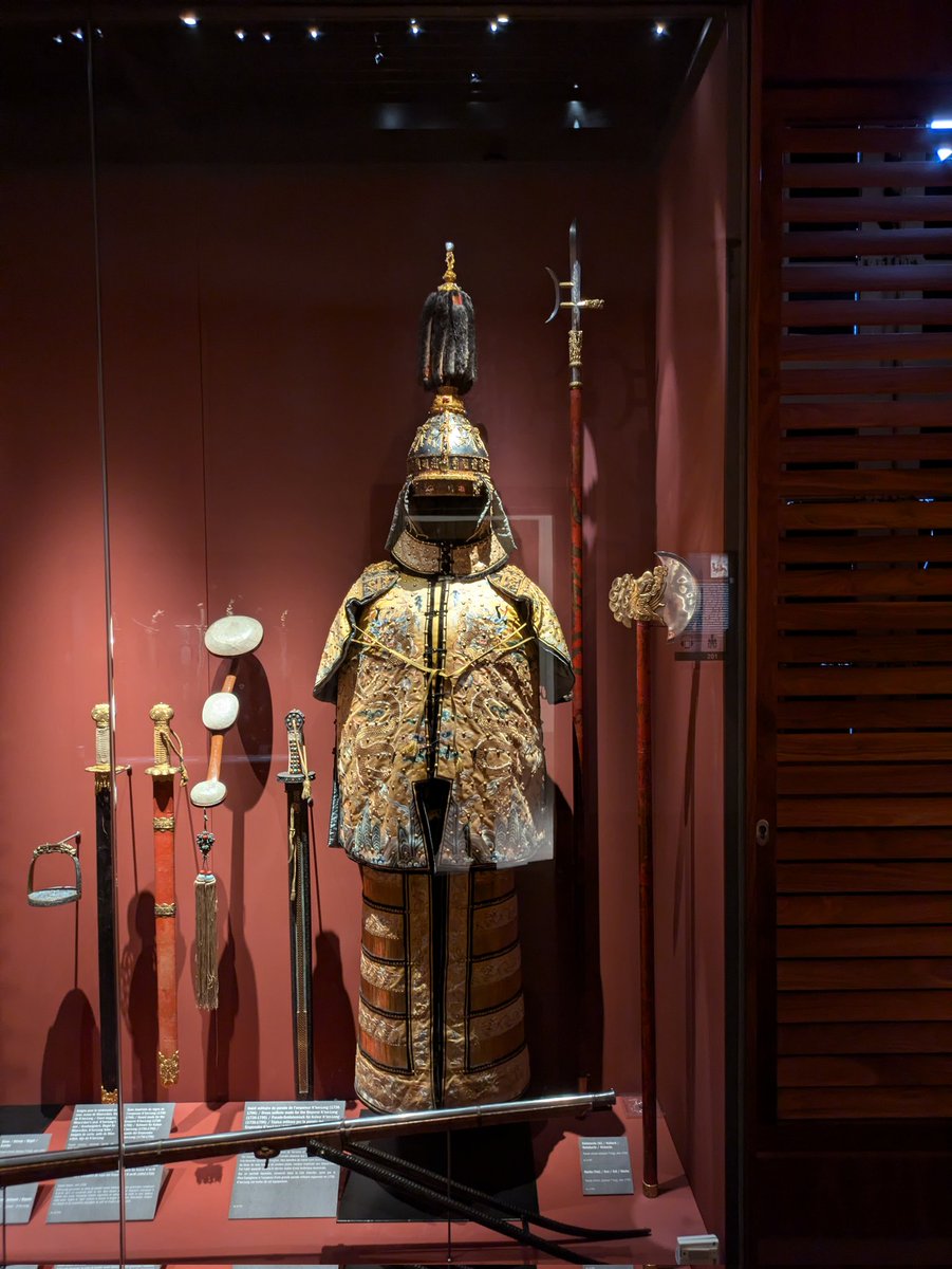 GermaniaZongdu's tweet photo. Qianlong Emperor's ceremonial armour and a matchlock musket used by Kangxi, Qianlong, Jiaqing emperors. Qianlong Emperor shot a tiger with this one according to the inscription on the barrel. https://t.co/Zzfp4qbZKZ