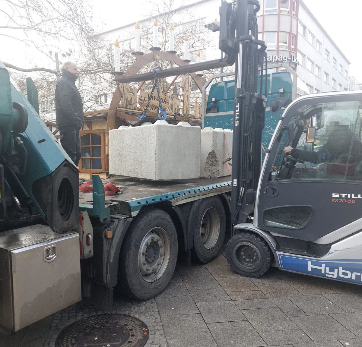 Meine Anteilnahme allen Opfern + Angehörigen des widerlichen Verbrechens in Magdeburg 🕯️
Bisher war Schwerpunkt in Offenbach, ein schnelles Rasen in den Weihnachtsmarkt zu verhindern. 
Heute Morgen haben wir auch jedes Loch noch zugestellt, wo ein Auto langsam durchpassen könnte.