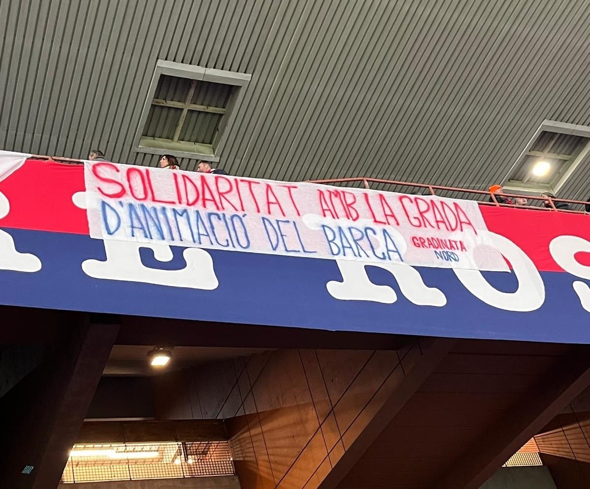 Grifoni_BCN's tweet photo. #GenoaNapoli 
Perchè questo striscione della Nord?
Ieri il Barça gioca in il suo stadio ed è la quarta partita in cui lo spazio organizzato per i tifosi nello stadio del Barça la Grada d'Animació, non sarà aperto.  Il cda del Barça lo tiene chiuso come misura di ricatto. https://t.co/6QYdtdQOyt