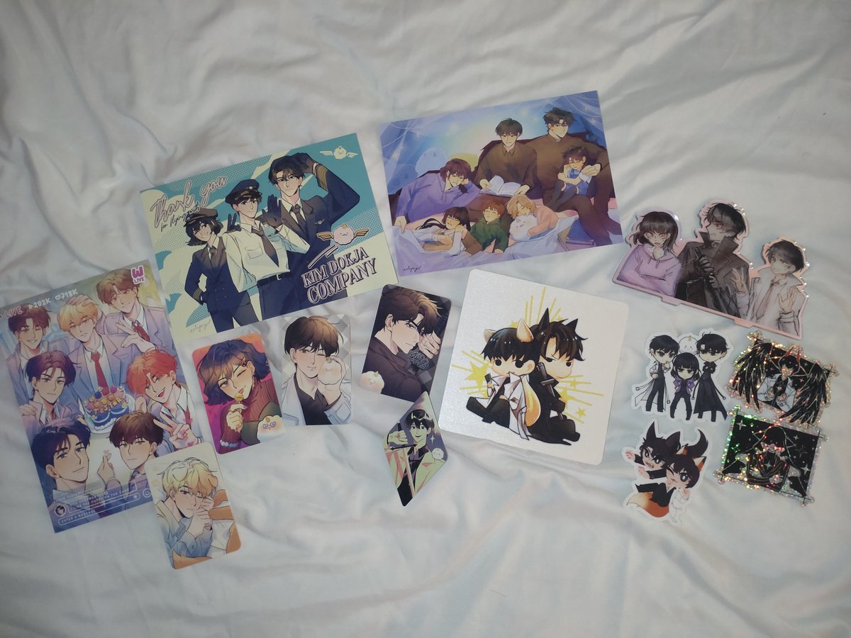 starofjems's tweet photo. Cosed hsy yesterday and was so delighted to find a decent amount of ORV 🥰 and a singular DEBUT OR DIE https://t.co/9cxNYA9U2e