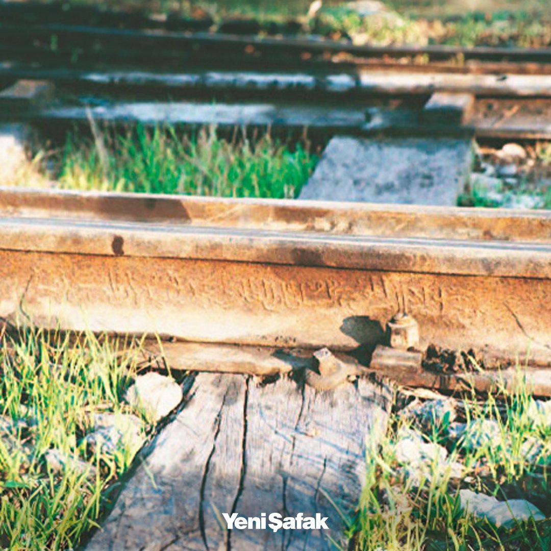 "Mü’minlerin Emiri Gâzi Sultan İkinci Abdülhamit Han efendimizin büyük yardımlarıyla yapılan hayrattır."

Sultan Abdülhamid'in, Müslüman dünyayı birleştirme hayalini yansıtan Hicaz Demir Yolu'nun Şam Garı'ndaki raylarına damgalanan yazı.