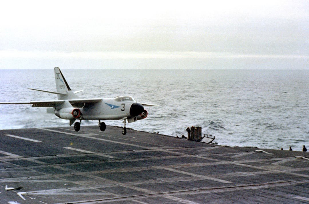 FORONAVAL's tweet photo. Un bombardero Douglas A3D-2 #Skywarrior del VAH-6 a punto de tomar en el #USSRanger (CVA-61) en abril de 1958. Diseñado como bombardero nuclear, el A3D era el avión embarcado más grande del mundo https://t.co/VgB5LmrY0v