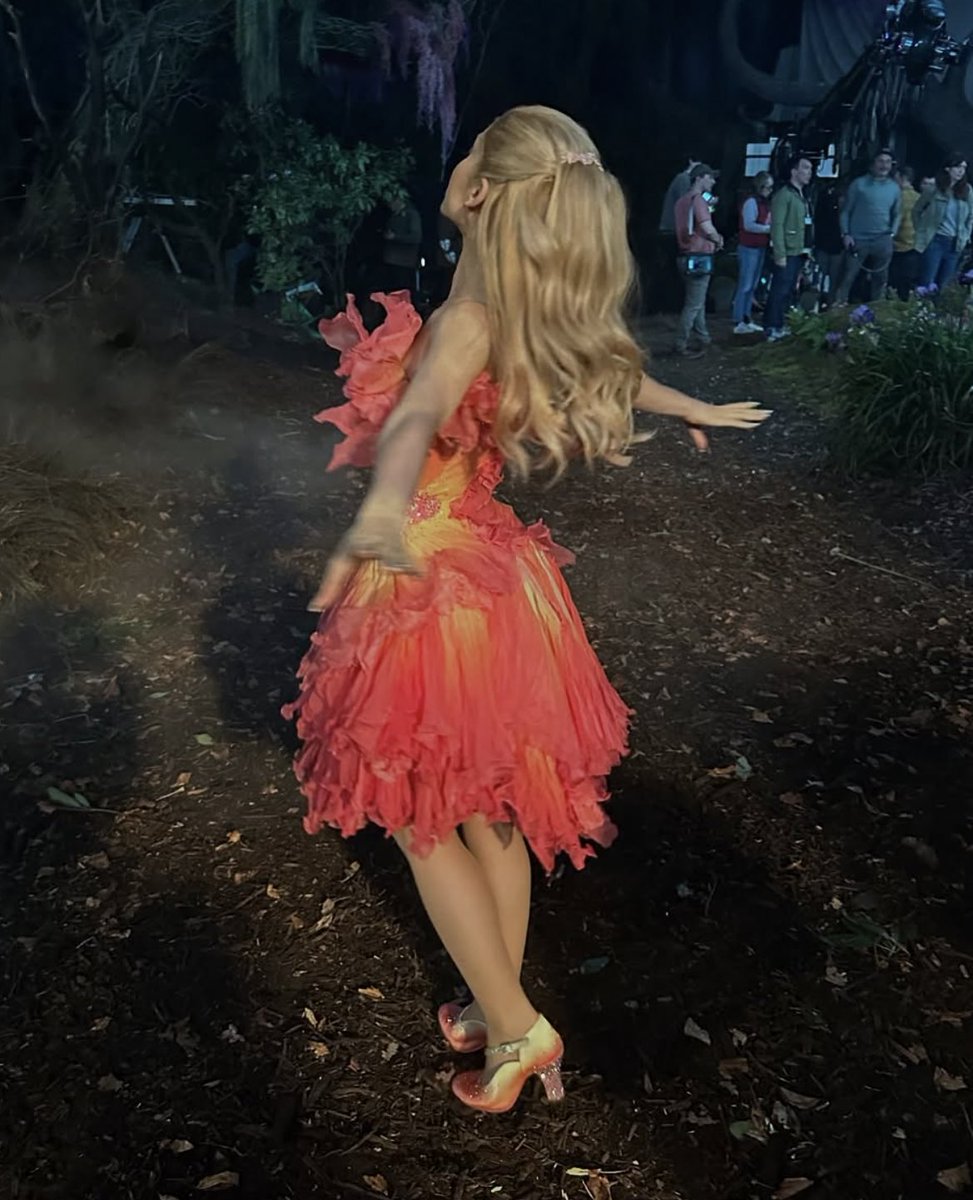 FilmUpdates's tweet photo. Ariana Grande on the set of ‘WICKED’ https://t.co/gx1eZ3EZUm