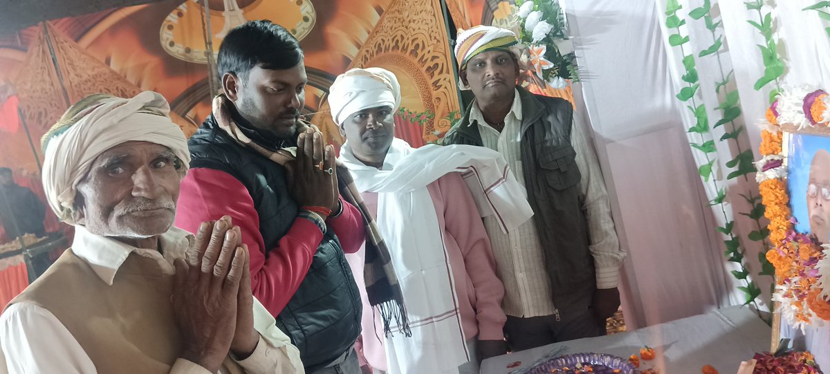 AdhyaksaParti's tweet photo. ग्राम सभा कठौड़ा के स्वर्गीय, श्रीकृष्णा कन्नौजिया मास्टर साहब  जी के ब्रह्मभोज में समलित होकर उनके
 फोटो चित्र पर पुष्पअर्पित करते, हुऐभगवान उनकी आत्मा को शांति प्रदान दे,साथ मेंलोहा वर्मा छोटू कन्नौजिया  मौजूद रहे,,
   राष्ट्रीय गौरव पार्टी  राष्ट्रीय अध्यक्ष 
     विशाल राजभर https://t.co/AWKtD0ANjn
