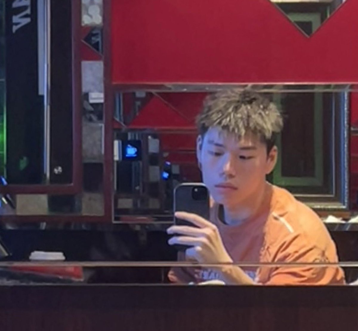 svencattee's tweet photo. 灯熄 他说 你的那个怎么这么扎嘴 毛太多了剪了一下.乍一看很像直男 锡纸烫和寸头照像高中生 但口的我梆硬  好活.做的时候说先慢点 别顶太深 我抓着他的臀 兴致勃发 生理上还是爽的.从他在上位 到我压着他 能感觉到被偷偷夹了好几下 却不如嘴上功夫厉害 .少顷 哼唧道坚持不住了 https://t.co/z6ugZJTvcg
