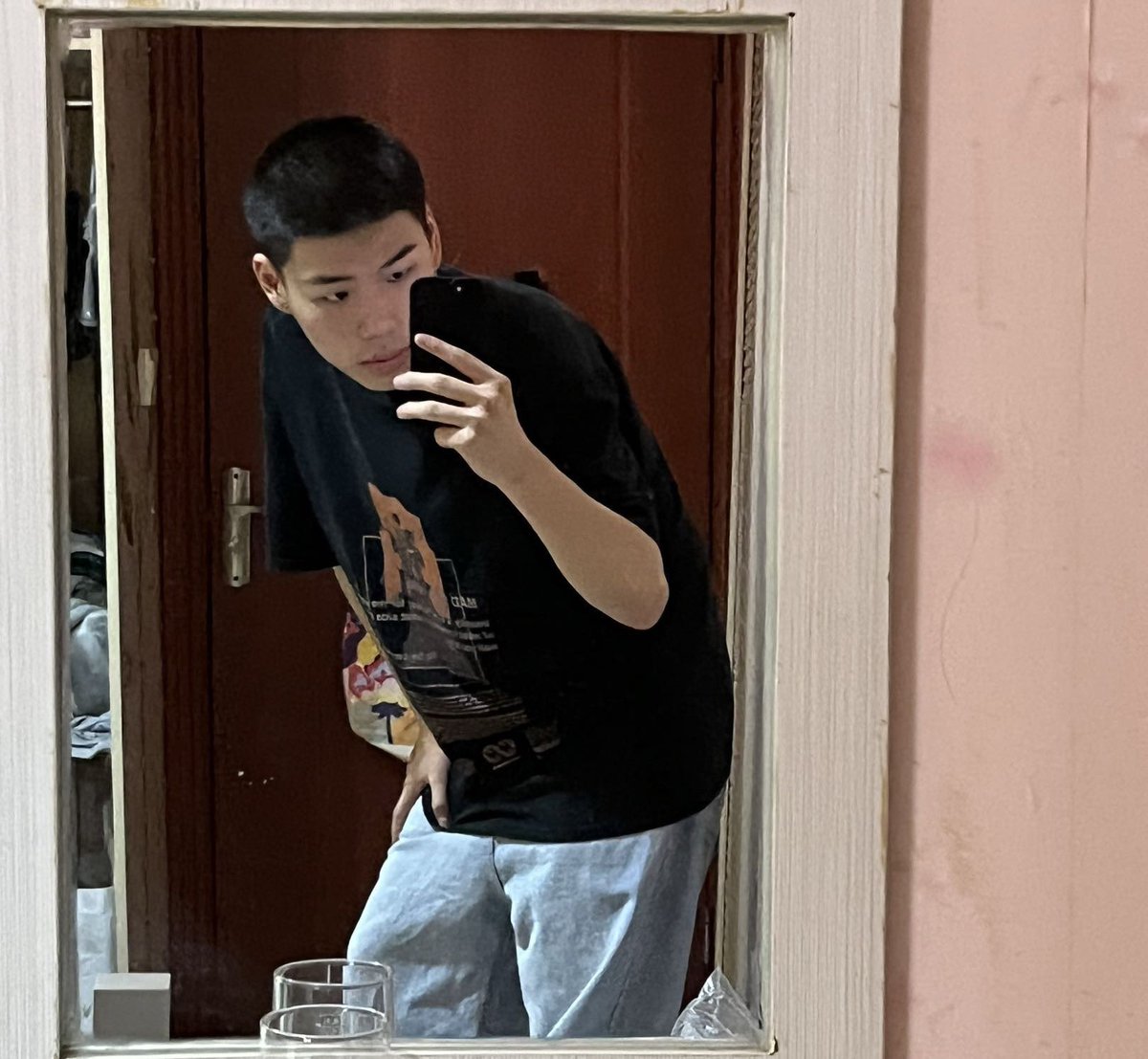 svencattee's tweet photo. 灯熄 他说 你的那个怎么这么扎嘴 毛太多了剪了一下.乍一看很像直男 锡纸烫和寸头照像高中生 但口的我梆硬  好活.做的时候说先慢点 别顶太深 我抓着他的臀 兴致勃发 生理上还是爽的.从他在上位 到我压着他 能感觉到被偷偷夹了好几下 却不如嘴上功夫厉害 .少顷 哼唧道坚持不住了 https://t.co/z6ugZJTvcg