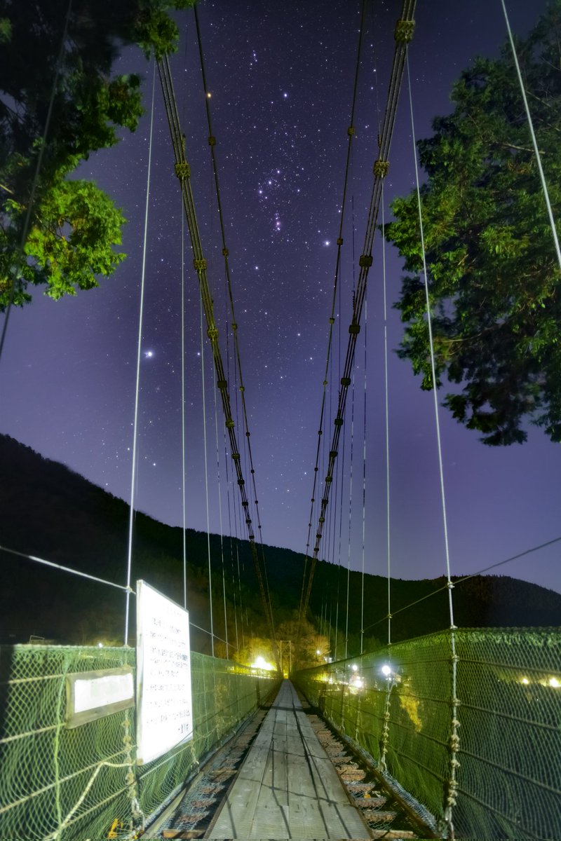 Photo_turn7's tweet photo. 谷瀬の吊り橋とオリオン

#谷瀬の吊り橋
#十津川村
#星空 https://t.co/u75zrBunMx
