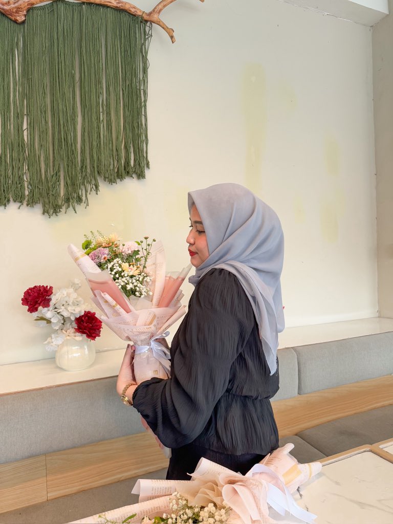 wattanagitya's tweet image. Handpicked happiness: Creating my own bouquet of blooms🌸✨💕
#Flowers #flowerclass