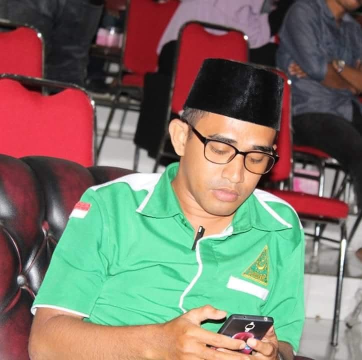 elmoerif's tweet photo. Yth Bapak Kapolri @ListyoSigitP 
@DivHumas_Polri

Kenapa sahabat kami harus diborgol? 

Arogansi, satu kata yg pantas untuk oknum kepolisian, tidak hanya dibanting hingga tak sadarkan diri, namun diborgol laiknya penjahat. Padahal yg dilakukan Rizal Taufiq Serang, kader GP Ansor Maluku, hanya mempertanyakan kenapa mobil lain boleh masuk, sedangkan yang dikendarainya tidak boleh kala itu di pelabuhan. 

Sahabat Rizal Taufiq Serang, adalah kader GP Ansor Maluku yang baru kembali dari acara Konferwil GP Ansor. GP Ansor, di Maluku dan di seluruh Indonesia punya semangat dan sikap yang sama terhadap bangsa ini, kami punya tanggung jawab sejarah untik terus menjaga NKRI, bermitra, membersamai Kepolosian dalam banyak episode bangsa ini. 

Beberapa hari lagi, bangsa ini akan merayakan natal, di mana ribuan kader Banser membersamai Polri di Maluku dan di seluruh Indonesia, menjaga Natal, menjaga aman, rukun dan damai Indonesia, tentu kejadian yang menimpa sahabat Rizal melukai kami semua, melukai jutaan kader Banser di seluruh dunia atas arogansi oknum kepolisian. 

Kami, GP Ansor, Banser akan mengawal kasus ini hingga selesai, memastikan tidak terjadi lagi arogansi dan kesewenang wenangan Kepolisian terhadap masyarakat sipil, dimanapun dan kepada siapapun. Terimakasih.