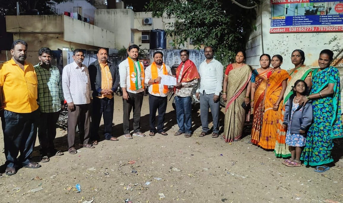 vinaybjym's tweet image. బిజెపి పార్టీ బలోపేతానికి ప్రతి ఒక్కరూ క్షేత్ర స్థాయిలో  కృషి చేయాలని అన్నారు బీజేపీ సికింద్రాబాద్ పార్లమెంట్ జాయింట్ కన్వీనర్ శ్రీ ఎ.వినయ్ కుమార్ గారు గాంధీనగర్ డివిజన్ లో భూత్ కమిటీల నియామకం పూర్తి చేసిన బూత్ అధ్యక్షులను ఆయన అభినందించారు.

#boothmeeting #boothlevel #vinaykumar