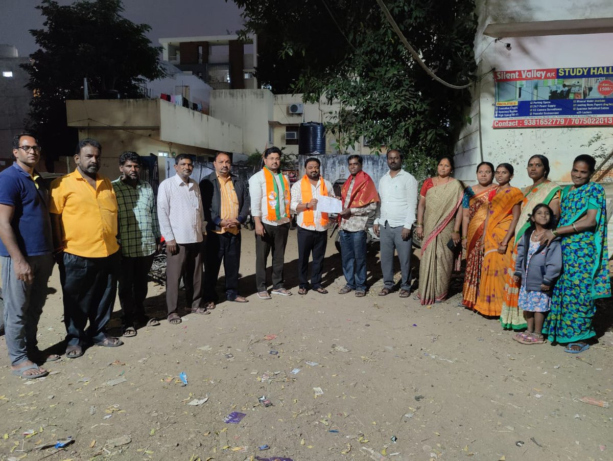 vinaybjym's tweet image. బిజెపి పార్టీ బలోపేతానికి ప్రతి ఒక్కరూ క్షేత్ర స్థాయిలో  కృషి చేయాలని అన్నారు బీజేపీ సికింద్రాబాద్ పార్లమెంట్ జాయింట్ కన్వీనర్ శ్రీ ఎ.వినయ్ కుమార్ గారు గాంధీనగర్ డివిజన్ లో భూత్ కమిటీల నియామకం పూర్తి చేసిన బూత్ అధ్యక్షులను ఆయన అభినందించారు.

#boothmeeting #boothlevel #vinaykumar