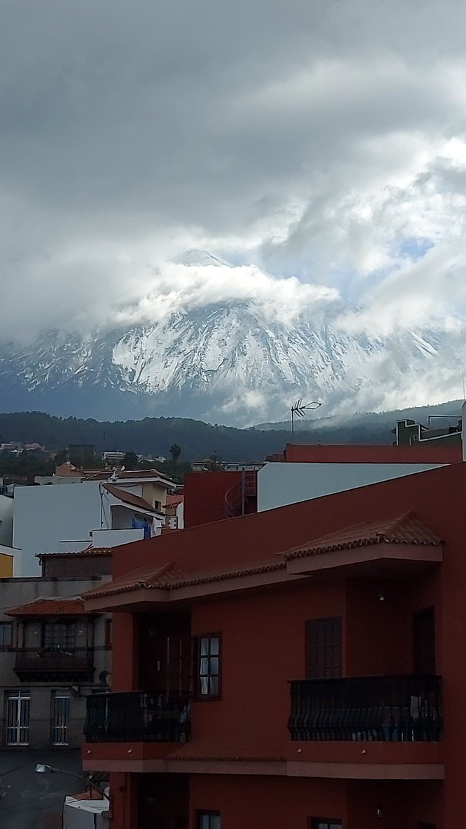 LidiaRgF's tweet photo. #teide Desde Icod el #Teide deja ver sus encantos invernales https://t.co/SUXWsYGPaN