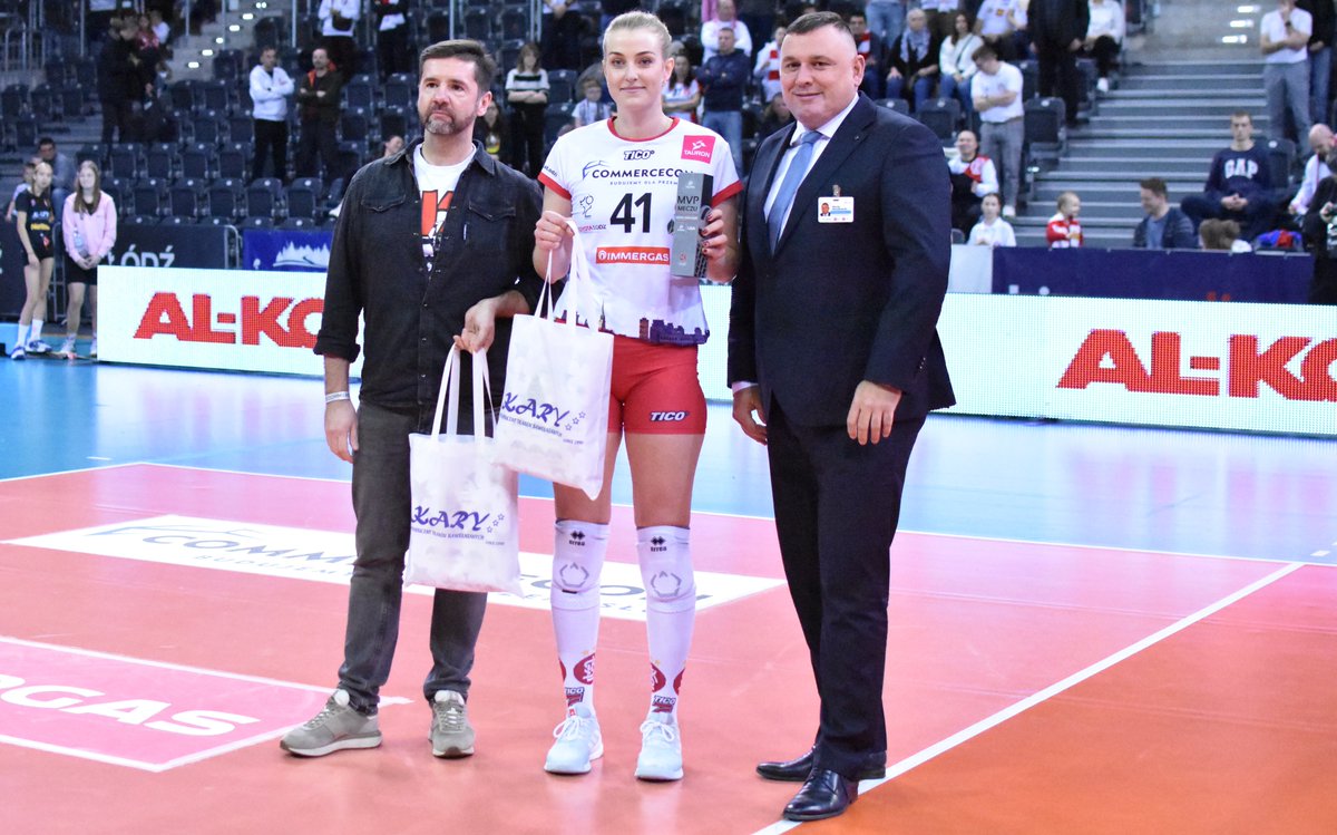 LKS_Commercecon's tweet photo. Łódzkie Wiewióry, wygrywając z Metalkasem Pałac Bydgoszcz, zrobiły sobie i Wam świąteczny prezent 🎅🎅🎅 

Więcej zdjęć obejrzycie na naszym FB https://t.co/23Dg6WuwJz https://t.co/ClMyt7BngH
