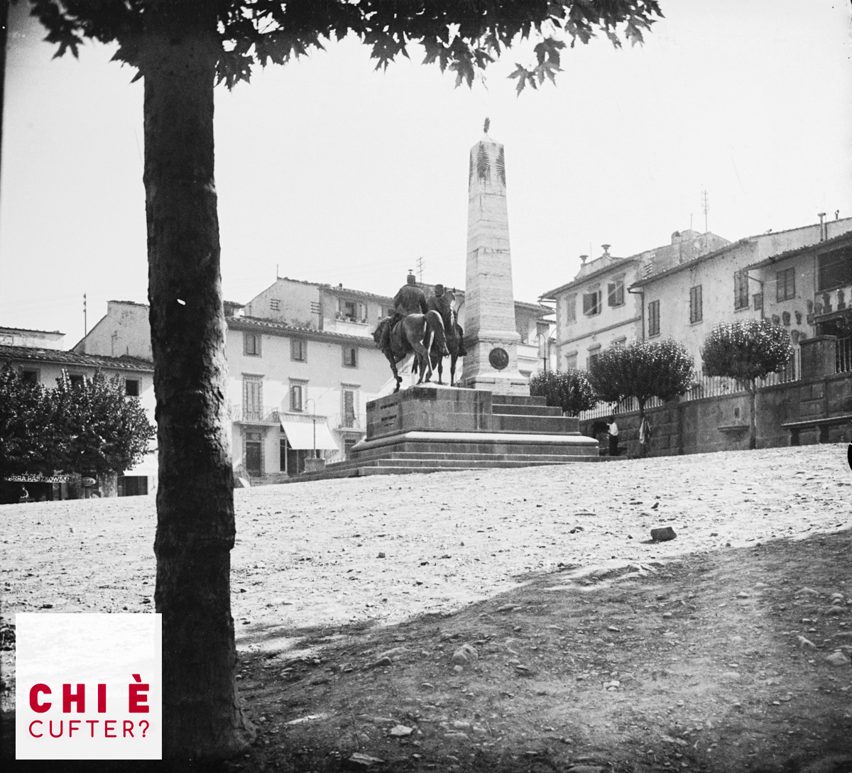 "#Fiesole, Piazza Mino. Qui sorge il monumento che celebra l'incontro tra Garibaldi e Vittorio Emanuele II, avvenuto a Teano nel 1860.  Ma osservate bene... dov'è finito oggi l'obelisco che un tempo svettava alle loro spalle?  
#whoiscufter #iosonocarlo #firenze  #novecento