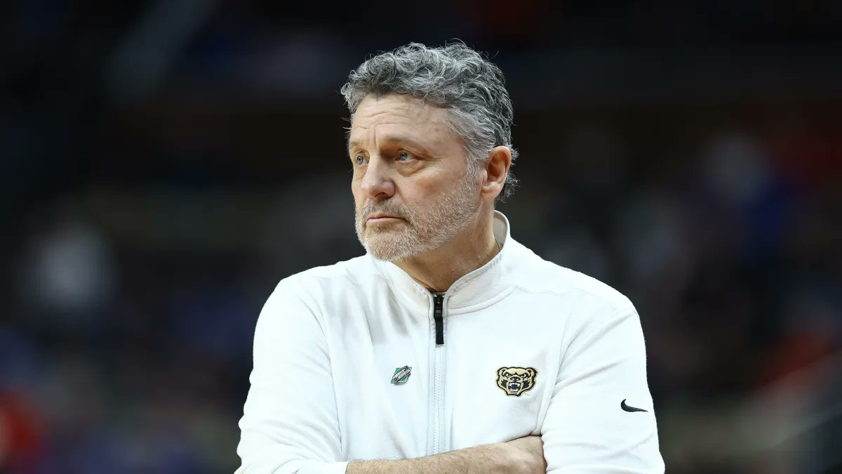 griffin_beers2's tweet photo. Oakland vs Loyola Chicago. 5pm ET, ESPN2.

Longest tenured D1 Coach Greg Kampe will face a former player for the first time in Drew Valentine
Valentine is the winningest player in Oakland history
Defending Horizon champ vs Defending A10 champ

@DiamondHeadClsc did well!! https://t.co/QdW7dGNxbS