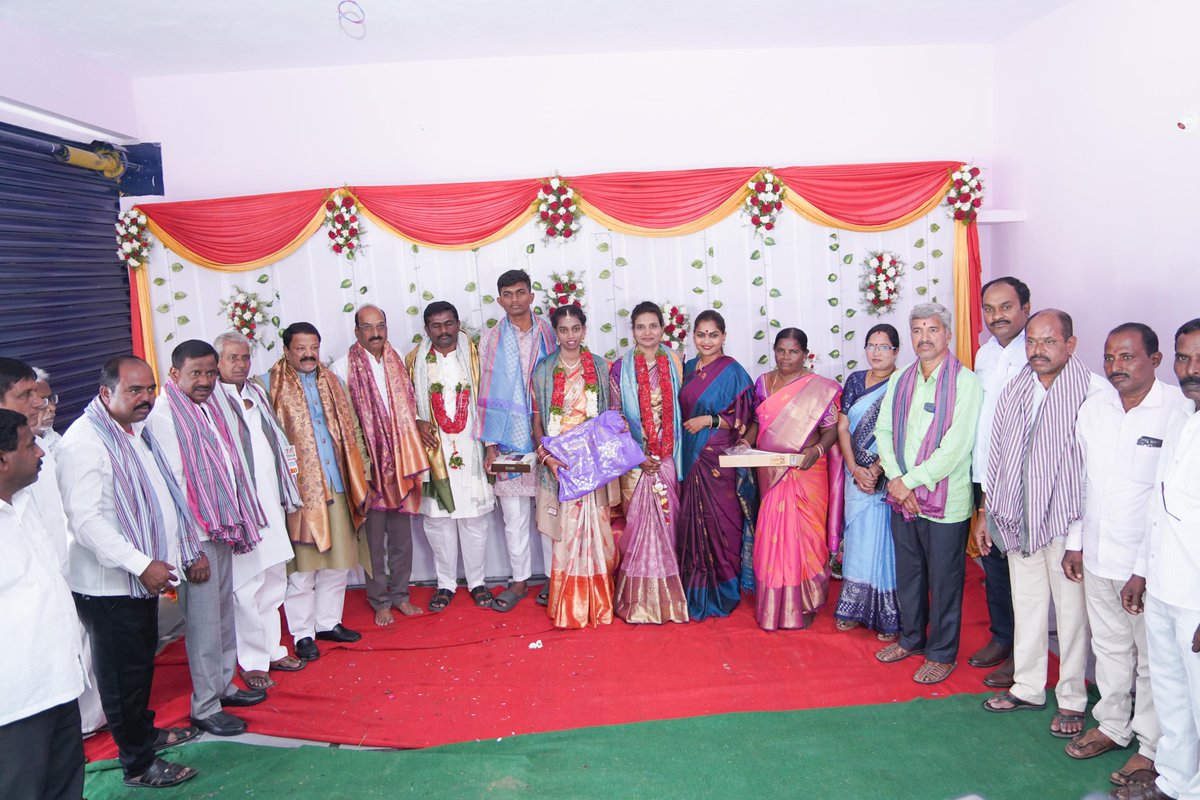 Kathikarrthika's tweet photo. రాయపోల్ మండలం 

తిమ్మక్కపల్లి గ్రామంలో 

రాయపోల్ మండల్ తాజా మాజీ జడ్పిటిసి యాదగిరి గారి కుమార్తె శారీ ఫంక్షన్ సందర్భంగా ఈ కార్యక్రమానికి మాజీ ఎమ్మెల్సీ ఫారుక్ హుస్సేన్ గారు,ఎమ్మెల్సీ యాదవ రెడ్డి గారుతో కలిసి పాల్గొనడం జరిగింది...

#Dec22 #Happymarriages #dubbakka #telanganalagam https://t.co/XYxVGlOZy5