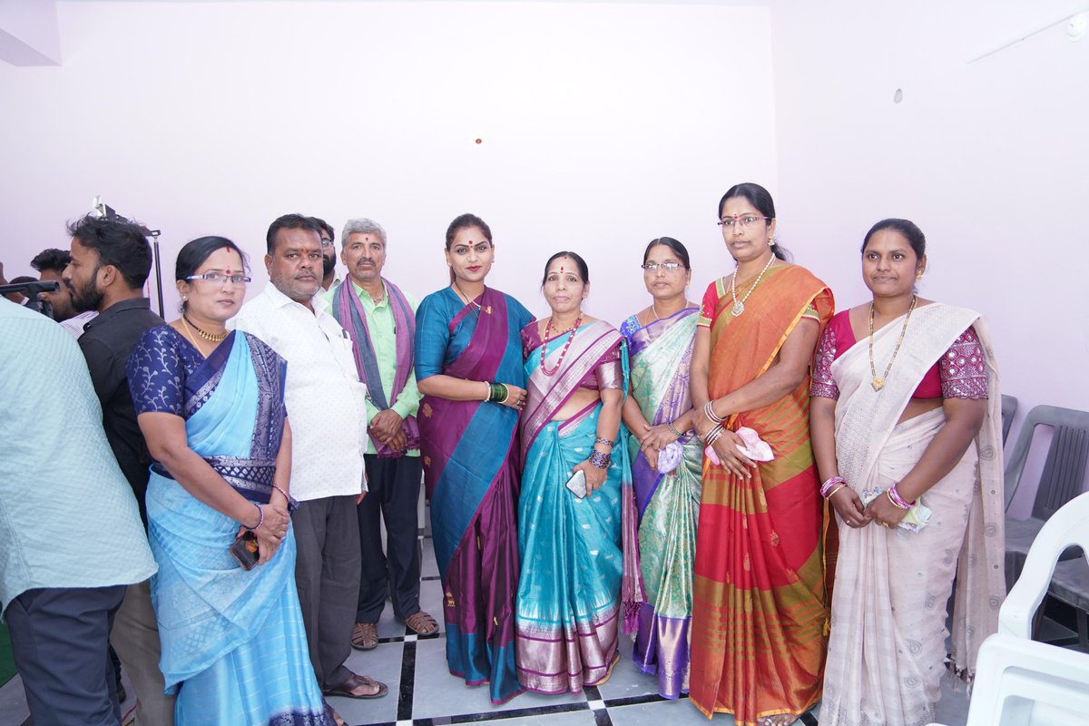 Kathikarrthika's tweet photo. రాయపోల్ మండలం 

తిమ్మక్కపల్లి గ్రామంలో 

రాయపోల్ మండల్ తాజా మాజీ జడ్పిటిసి యాదగిరి గారి కుమార్తె శారీ ఫంక్షన్ సందర్భంగా ఈ కార్యక్రమానికి మాజీ ఎమ్మెల్సీ ఫారుక్ హుస్సేన్ గారు,ఎమ్మెల్సీ యాదవ రెడ్డి గారుతో కలిసి పాల్గొనడం జరిగింది...

#Dec22 #Happymarriages #dubbakka #telanganalagam https://t.co/XYxVGlOZy5