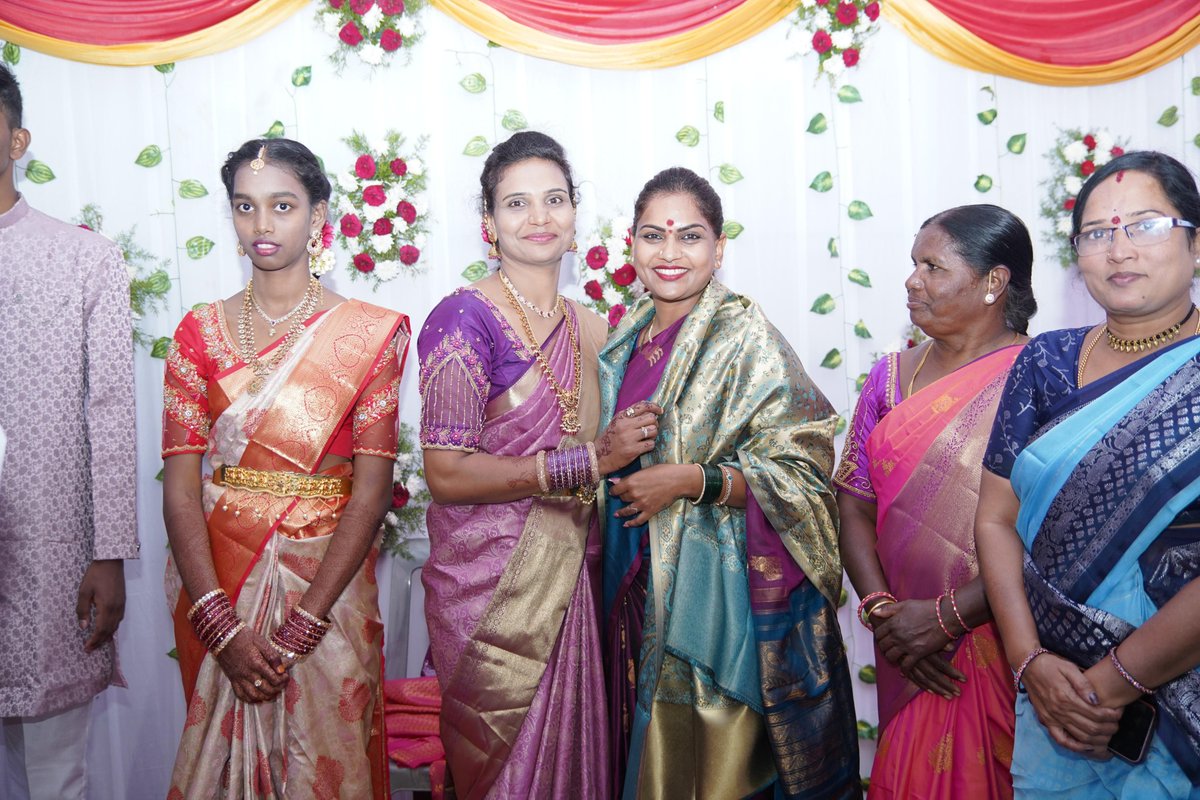 Kathikarrthika's tweet photo. రాయపోల్ మండలం 

తిమ్మక్కపల్లి గ్రామంలో 

రాయపోల్ మండల్ తాజా మాజీ జడ్పిటిసి యాదగిరి గారి కుమార్తె శారీ ఫంక్షన్ సందర్భంగా ఈ కార్యక్రమానికి మాజీ ఎమ్మెల్సీ ఫారుక్ హుస్సేన్ గారు,ఎమ్మెల్సీ యాదవ రెడ్డి గారుతో కలిసి పాల్గొనడం జరిగింది...

#Dec22 #Happymarriages #dubbakka #telanganalagam https://t.co/XYxVGlOZy5